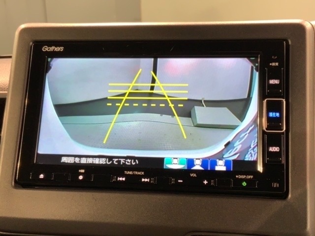 リバースギアに入れるだけで後方の表示へ切り替わります。夜間や雨の日の駐車も楽になりますよ。