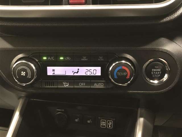 オートエアコンです。運転席から操作しやすいよう、使用頻度の高いスイッチを運転席側にレイアウトしています。