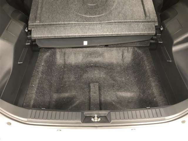 2段デッキボード構造になっています！荷物に合わせてラゲージを有効活用！背の高い荷物も収納できます！