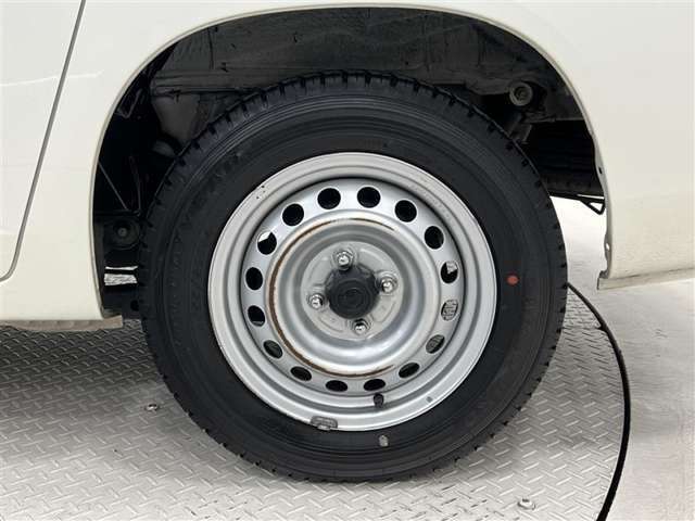 タイヤサイズは155/80R14！残り溝は5ミリ程度です！スチールホイールに傷、錆があります。