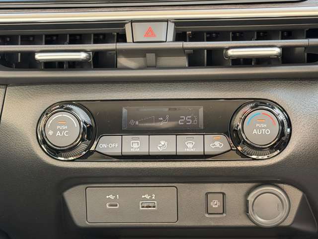 オートエアコンです！温度を設定すれば自動で空調調整をしてくれます。