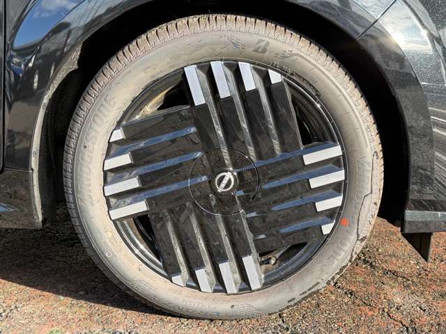 純正アルミホイール付！鉄ホイールと違って軽いので燃費・電費にも影響してきます。ガソリンの高騰に少しは貢献します！