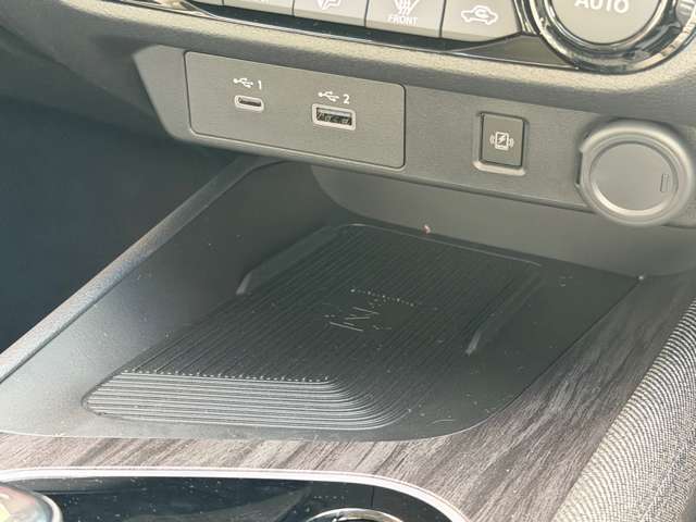 スマートフォンを置くだけで充電できます！USBタイプA・タイプCでの充電・ナビ接続も可能です。