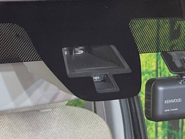 【スズキ　セーフティサポート】走行中に前方の車両等を認識し、衝突しそうな時は警報とブレーキで衝突回避と被害軽減をアシスト。より安全にドライブをお楽しみいただけます。
