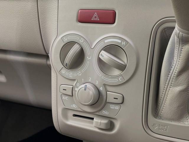 寒い冬も暑い夏も全席に快適な空調を届けてくれる、ダイヤル式エアコンを装備♪