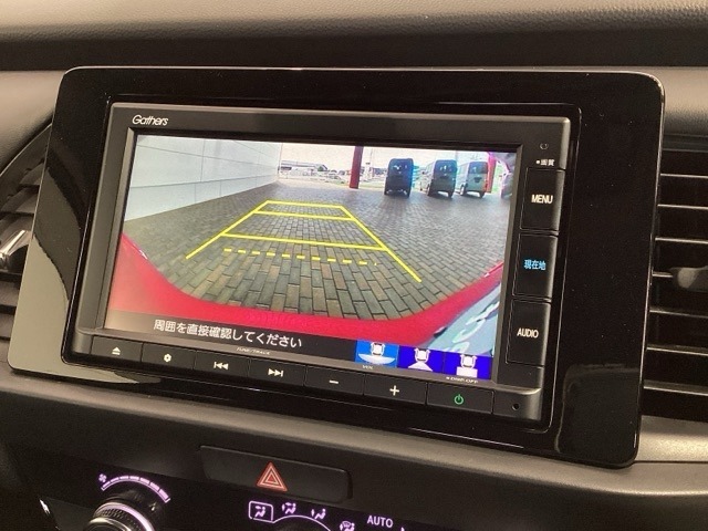リバースギアに入れるだけで後方の表示へ切り替わります。夜間や雨の日の駐車も楽になりますよ。