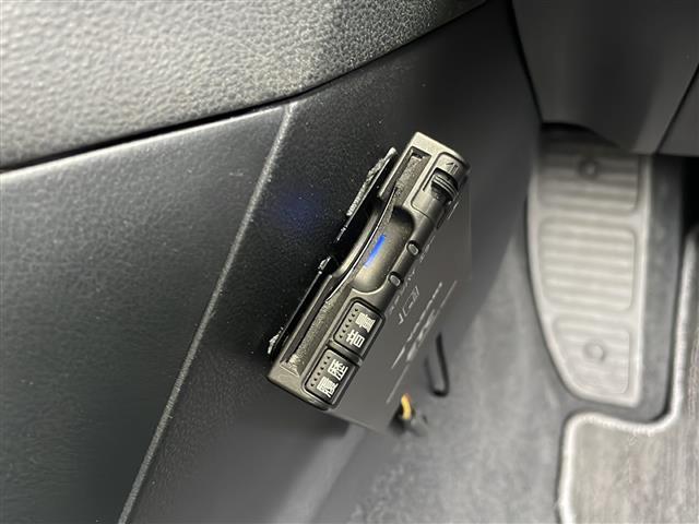 【ETC】有料道路を利用する際に料金所で停止することなく通過できる、ETC車載器（ノンストップ自動料金収受システム機器）が装備されています。セットアップを行うことで利用可能になります。
