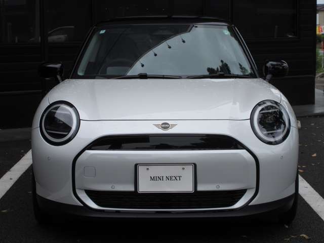 新しくなったMINIのフロントマスクです。六角形のヘキサゴンから八角形のオクタゴングリルに変更され、すっきりとした印象になりました。