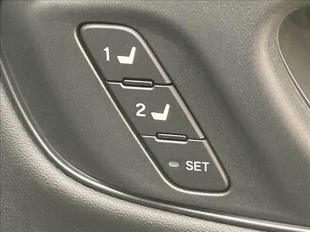 【メモリー機能付きパワーシート】細かな調整ができますので、お好みのシートポジションでメモリー。あとはボタンを押すだけでOKです。