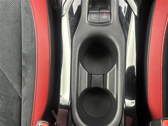 【ドリンクホルダー】長時間のドライブを快適に過ごすために、必須の車内アイテムですね。