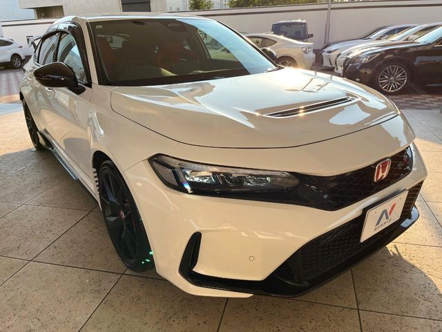 大好評のボディコーティング「弾スプラッシュコート」もご納車までに施工可能。通常のガラスコートと異なる、耐久年数6年の無機質ガラスコーティングが、ボディをキレイな状態に保ってくれます。