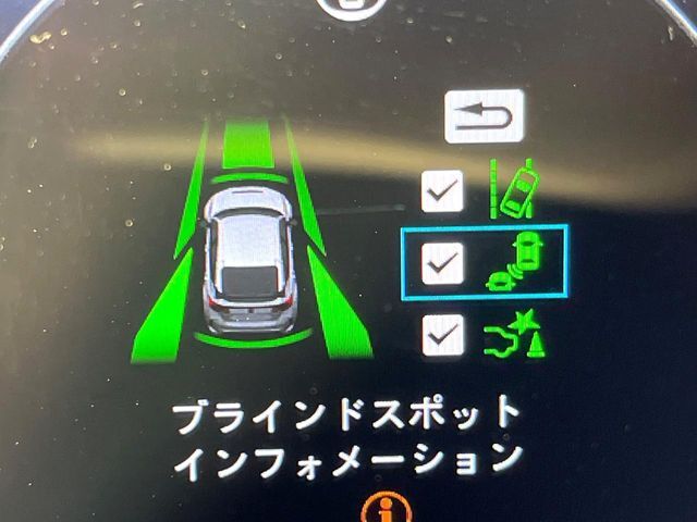 【ブラインドスポットインフォメーション】走行中、ドアミラーの死角になりやすい箇所に後続車が接近するとサイドミラー付近に警告を表示、ドライバーに注意喚起をしてくれます。