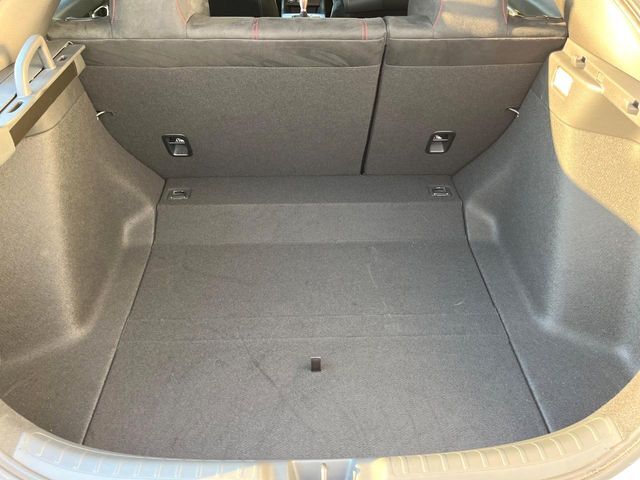 普段のお買い物や通勤、送迎等に十分な荷室スペースを確保しております。