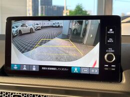 【バックカメラ】駐車時に後方がリアルタイム映像で確認できます。大型商業施設や立体駐車場での駐車時や、夜間のバック時に大活躍！運転スキルに関わらず、今や必須となった装備のひとつです！