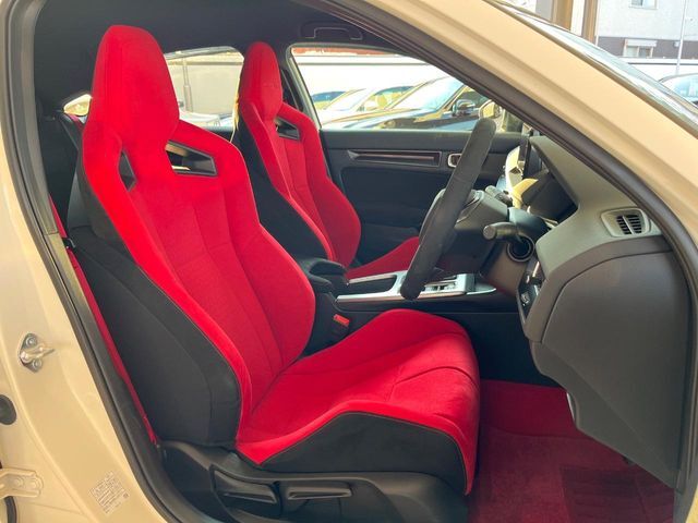 【専用スポーツシート】ホールド性に優れ、カーブ時の体が流れを抑制してくれます。また、体にフィットするから腰や背中が疲れにくく、ロングドライブや高速走行でも快適にお過ごしいただけます♪