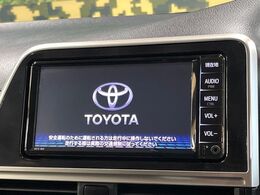 【純正ナビ】人気の純正ナビを装備しております。ナビの使いやすさはもちろん、オーディオ機能も充実！キャンプや旅行はもちろん、通勤や買い物など普段のドライブも楽しくなるはず♪