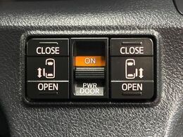 【両側パワースライドドア】スマートキーや運転席のスイッチで後席両側スライドドアの開閉が可能♪電動だから力を入れてドアを開ける必要が無く、小さなお子様でも簡単に開け閉めでき快適です♪