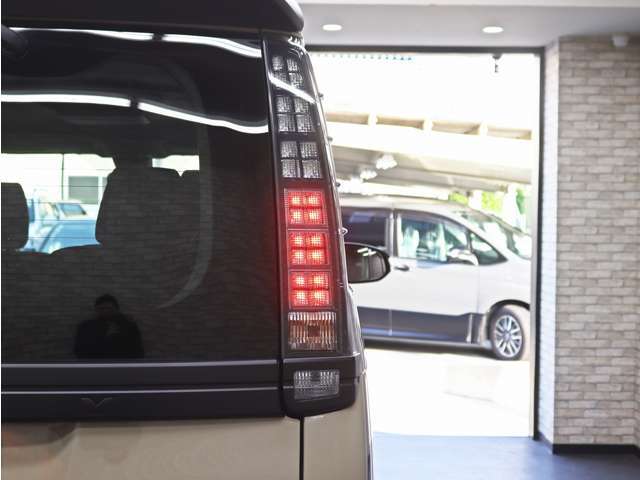 よりファッション性を高めるLEDテールを装着しております。後続車からの認識性にも優れておりますので、安全面でも効果が期待出来ますね。