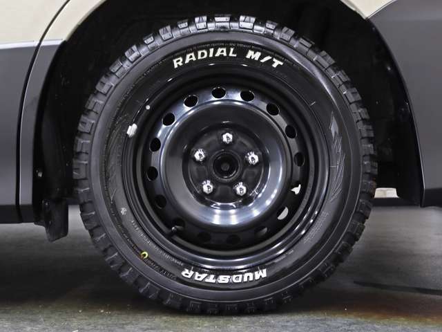 ホイールと車体のマッチングもセンスが問われる部分ですね。15インチのスチールホイールに新品のマッドスタータイヤを装着しております。