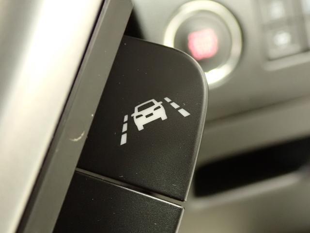 「車線逸脱抑制機能」を搭載しています。車線をはみ出しそうになると、ドライバーにステアリング操作を促し、車両を車線の内側に戻すよう支援します。