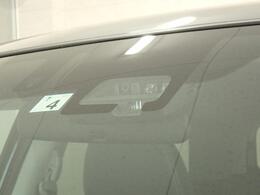 人や車を検知し、衝突の可能性が高まると自動で強いブレーキをかける「デュアルセンサーブレーキサポート」を搭載しています。衝突回避又は衝突の軽減を図ります。