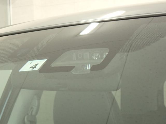 人や車を検知し、衝突の可能性が高まると自動で強いブレーキをかける「デュアルセンサーブレーキサポート」を搭載しています。衝突回避又は衝突の軽減を図ります。