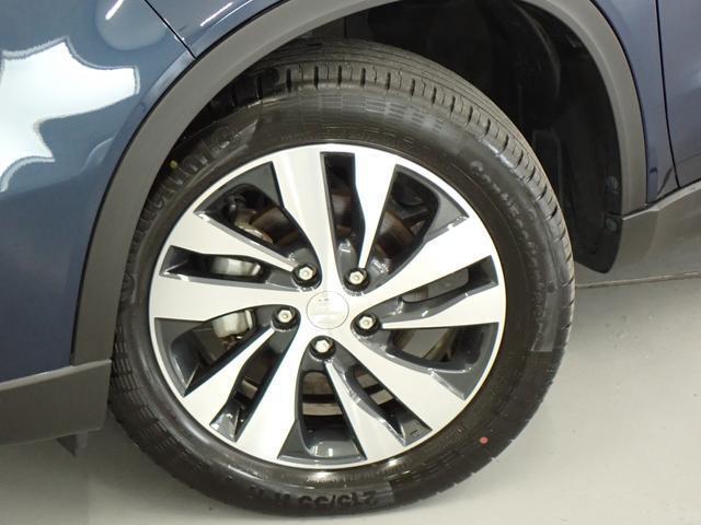 かっこいい純正のアルミホイールが　足元を引き締めます。　タイヤサイズは、215/55R17です☆