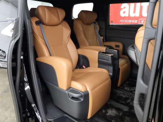 当店では専任のメカニックが大切なお客様のお車を一台一台丁寧に整備いたします。自社認証工場にてリフトアップし下回りまでキッチリ検査いたします。