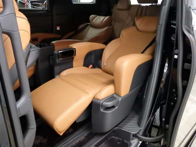 当店では専任のメカニックが大切なお客様のお車を一台一台丁寧に整備いたします。自社認証工場にてリフトアップし下回りまでキッチリ検査いたします。