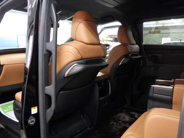 当店では専任のメカニックが大切なお客様のお車を一台一台丁寧に整備いたします。自社認証工場にてリフトアップし下回りまでキッチリ検査いたします。