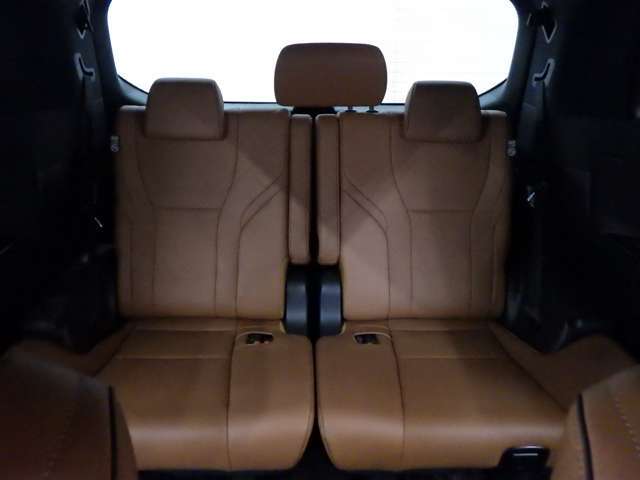 当店では専任のメカニックが大切なお客様のお車を一台一台丁寧に整備いたします。自社認証工場にてリフトアップし下回りまでキッチリ検査いたします。