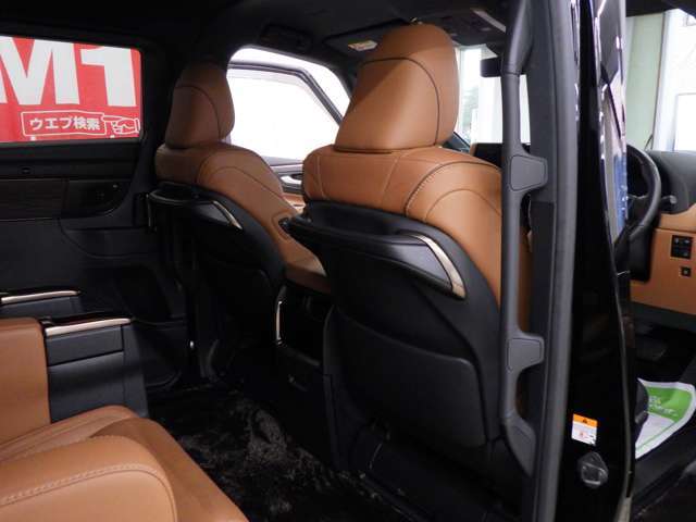 当店では専任のメカニックが大切なお客様のお車を一台一台丁寧に整備いたします。自社認証工場にてリフトアップし下回りまでキッチリ検査いたします。