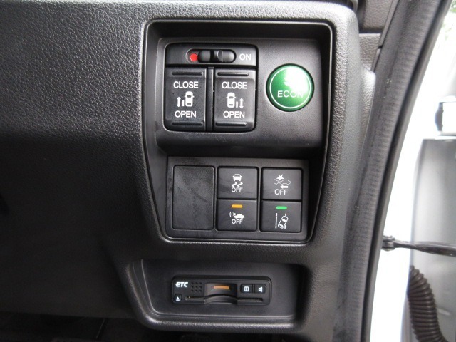 【ETC】便利なETC車載器も装備！高速道路の料金所もスムーズに通過できます。今や必須の装備ですね！お客様用にセットアップをしてのお渡しとなります！