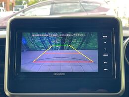 【バックカメラ】駐車時に後方がリアルタイム映像で確認できます。大型商業施設や立体駐車場での駐車時や、夜間のバック時に大活躍！運転スキルに関わらず、今や必須となった装備のひとつです！