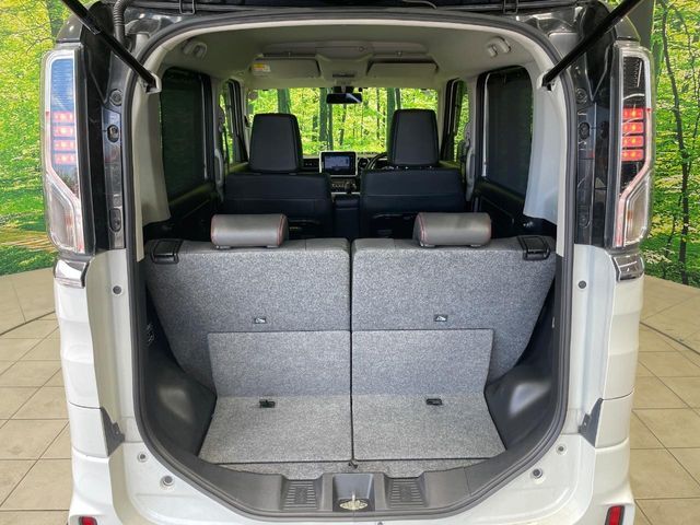 後席を格納すると、これだけの広さが！シーンに合わせたシートアレンジで、大きな荷物も積むことが出来ます♪