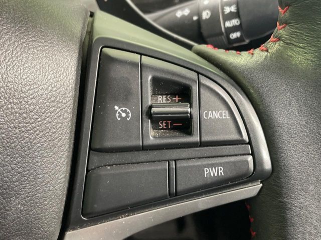 【クルーズコントロール】高速道路もラクラク走行。アクセルを離しても一定速度で走行ができ、長距離運転時の負担を軽減！加速・減速も簡単なスイッチ操作で調整できます。