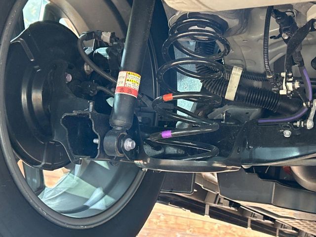 お車を安心してお乗りいただく為には、足回りの定期点検が欠かせません。サービスサポート（有償保証）では無料点検もご提供しており、安心のカーライフをお過ごしいただけるサポート体制が整っています。