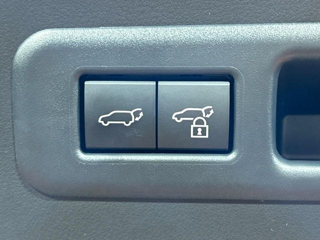 【パワーバックドア】スマートキーや運転席のボタンを押すだけでリアゲートが自動で開閉します！荷物を持っている時や、高い位置にあるバックドアを閉める際に便利な機能です♪