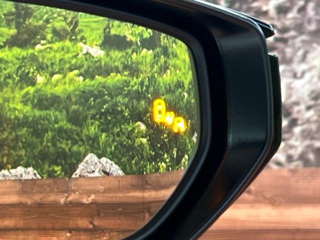 【ブラインドスポットモニター】走行中、ドアミラーの死角になりやすい箇所に後続車が接近するとサイドミラーのレンズに警告を表示！ドライバーに注意喚起をしてくれます。