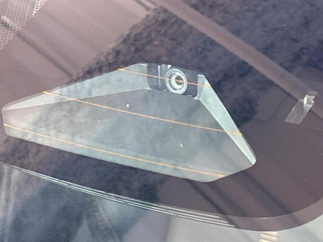 【プリクラッシュセーフティ】前方の車両等を検知し、衝突しそうな時は警報で注意を促し、ブレーキを踏む力をサポート。ブレーキを踏めなかった場合は衝突被害軽減ブレーキが作動、衝突回避をサポートします。