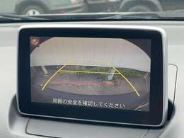 【バックカメラ】駐車時に後方がリアルタイム映像で確認できます。大型商業施設や立体駐車場での駐車時や、夜間のバック時に大活躍！運転スキルに関わらず、今や必須となった装備のひとつです！