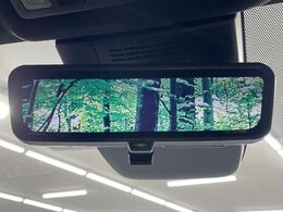 【デジタルインナーミラー】後席の大きな荷物や同乗者で後方が確認しづらい時でも安心！カメラが撮影した車両後方の映像をルームミラー内に表示。クリアな視界で状況の確認が可能です！