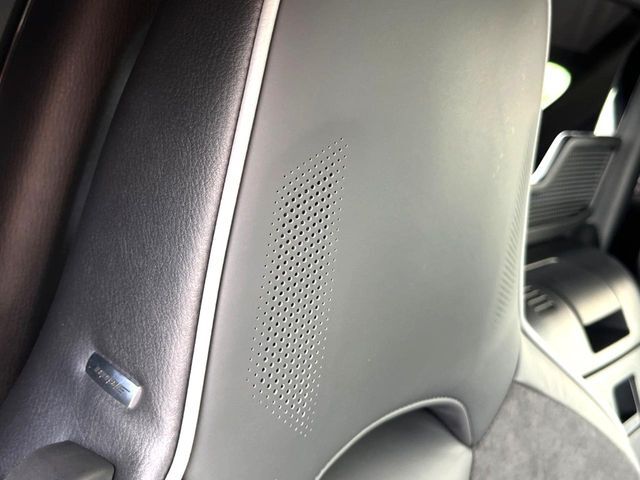 【BOSEサウンドシステム】専用のチューニングが施された大小様々なスピーカーから良質なサウンドが奏でられ、臨場感あふれる音響空間を演出します。
