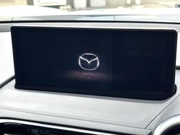 【8.8インチマツダコネクト】車内の雰囲気にマッチした大型のディスプレイ。スマホ接続でのナビ使用やBluetooth再生等、様々な機能が楽しめます。直感的なダイヤル操作が可能で、使い勝手も良好です。