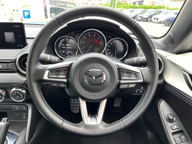 【純正革巻きステアリング】上質な革を使用することで、手にしっかり馴染みとても運転しやすいハンドルです♪