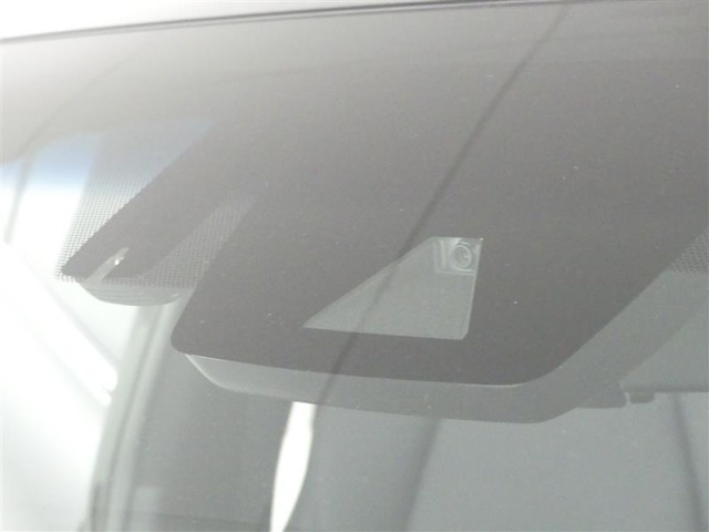 サポカーSとは、衝突被害軽減ブレーキに加えて、高齢者に多いと言われている踏み間違い事故防止をサポートする機能です。詳しくは販売店スタッフまでおたずねください。
