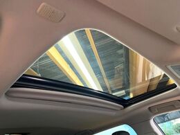 【サンルーフ】開放感たっぷりの希少装備、サンルーフが装着されています！車内に明かりを取り入れたり景色を楽しむ以外にも、車内の空気も簡単に換気できて快適です！