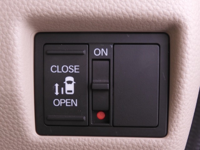 ◆片側電動スライドドア◆狭い駐車場でも乗り降りが楽々♪お子様が隣の車にドアを当ててしまう心配もございません！小さなお子様連れの方もこれで安心。