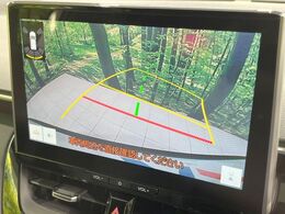 【バックカメラ】駐車時に後方がリアルタイム映像で確認できます。大型商業施設や立体駐車場での駐車時や、夜間のバック時に大活躍！運転スキルに関わらず、今や必須となった装備のひとつです！