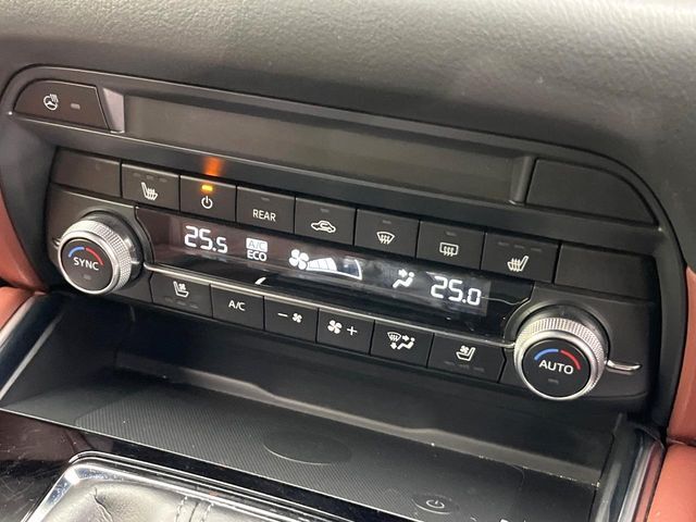 【左右独立型フルオートエアコン】運転席と助手席でそれぞれお好みの温度に設定可能。同乗者にも配慮した、快適な空調をお届け致します。